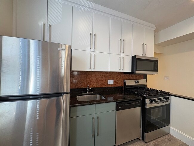 73 Thatcher St, Unit 301 in Brookline, MA - Building Photo - Building Photo