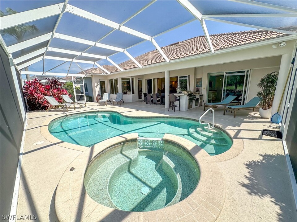 8229 Allendale Ct in Naples, FL - Building Photo