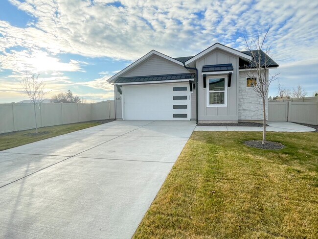 6273 S Binky Ave in Kuna, ID - Building Photo - Building Photo