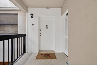 491 Ives Dairy Rd in Miami, FL - Building Photo - Building Photo