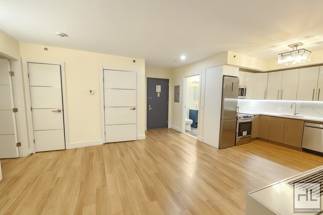 Northern Boulevard in Queens, NY - Foto de edificio - Building Photo