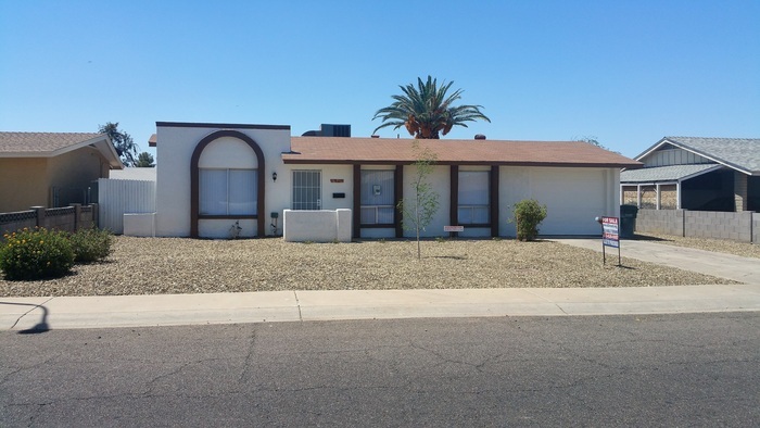 8329 W Glenrosa Ave in Phoenix, AZ - Building Photo