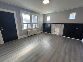831 Main St E in Hamilton, ON - Building Photo
