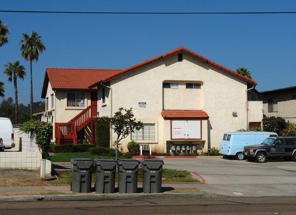 810 S Magnolia Ave in El Cajon, CA - Foto de edificio