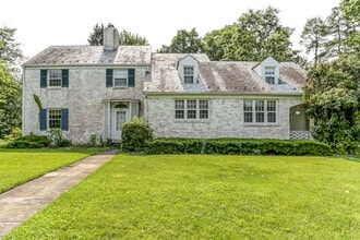 384 N 26th St in Camp Hill, PA - Foto de edificio - Building Photo