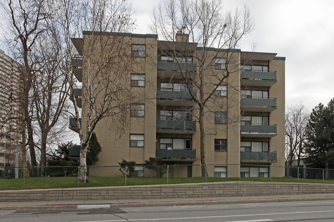 The Sportsman in Mississauga, ON - Building Photo