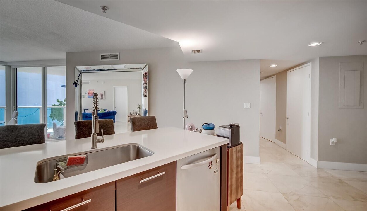 150 Sunny Isles Blvd, Unit 601 in Sunny Isles Beach, FL - Foto de edificio