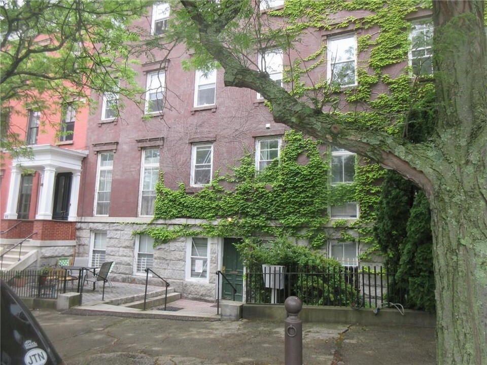 100 Bowen St in Providence, RI - Building Photo