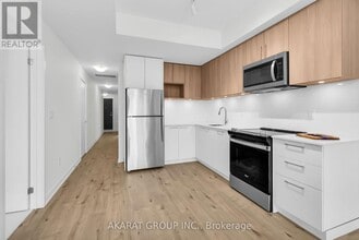 498 Plains Rd E in Burlington, ON - Building Photo - Building Photo