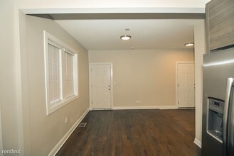 2230 N Sawyer Ave-Unit -Unit 3W in Chicago, IL - Foto de edificio - Building Photo