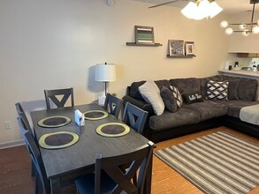 547 Collinsford Rd, Unit Room 4 in Tallahassee, FL - Building Photo - Building Photo