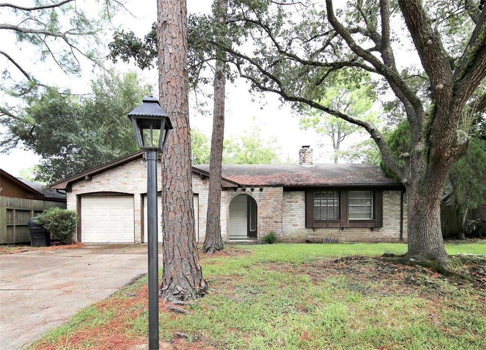 9210 Kristin Dr in Houston, TX - Building Photo