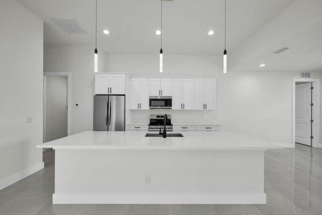 14020 Chesswood Ln in Port Charlotte, FL - Building Photo - Building Photo