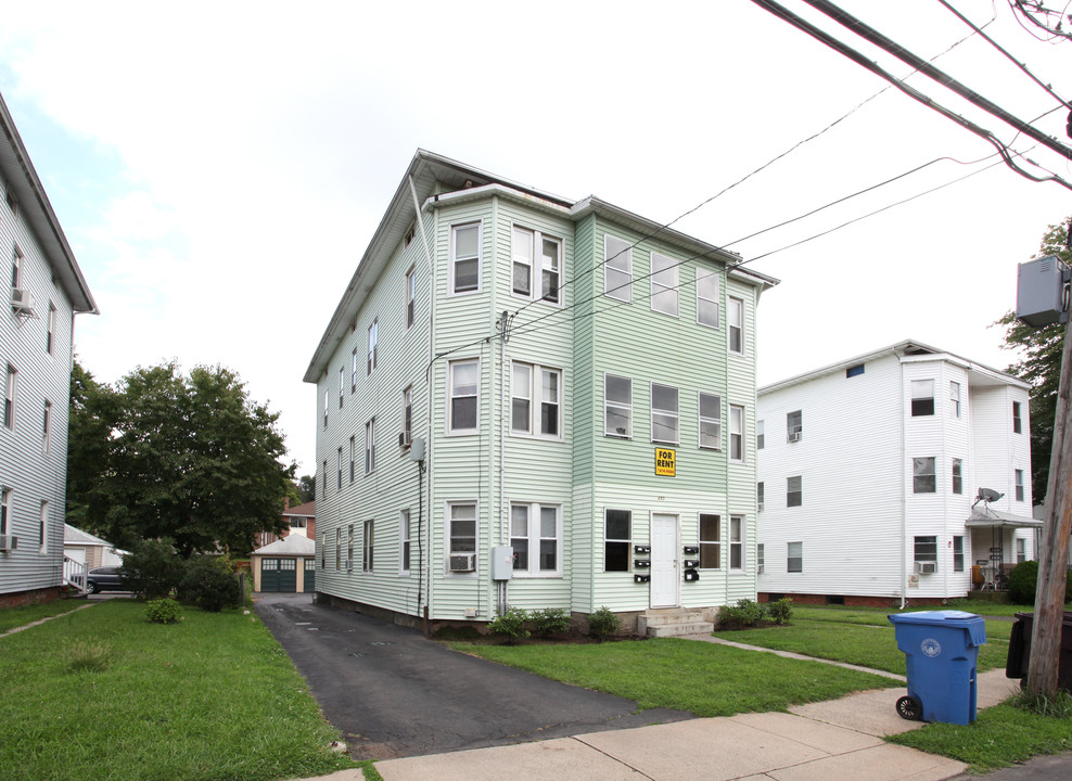 285 High St in New Britain, CT - Building Photo