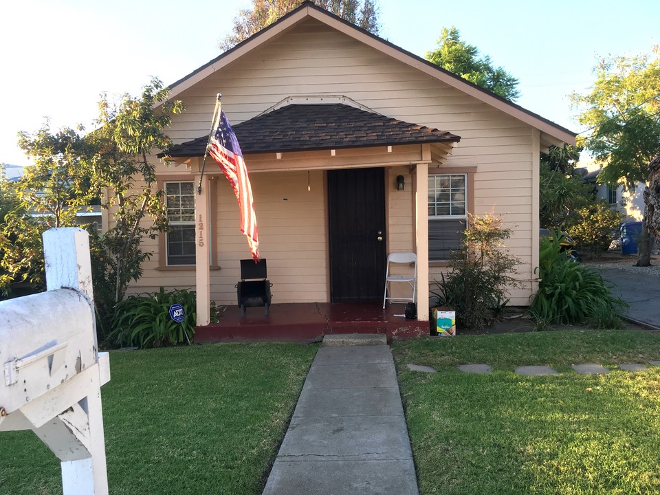 1211 257th St in Harbor City, CA - Building Photo