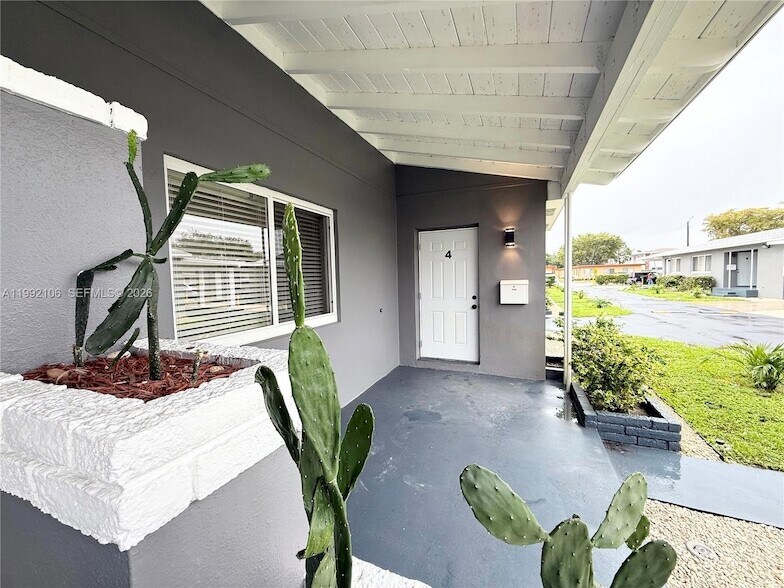 2213 Madison St, Unit 4 in Hollywood, FL - Foto de edificio