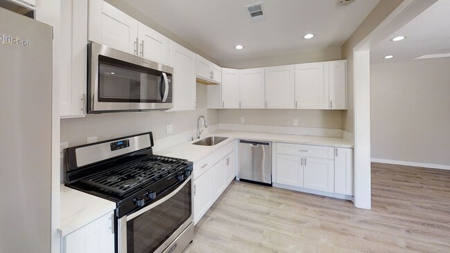 5143 Ewing St in San Diego, CA - Foto de edificio - Building Photo