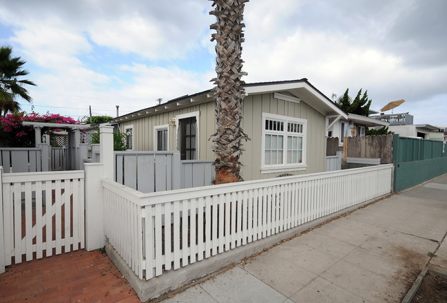 5065 Brighton Ave in San Diego, CA - Building Photo - Building Photo