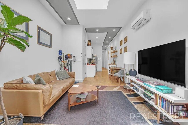 Beautiful 3 bed / 1 bath apartment in Bushwick, prime location! in Brooklyn, NY - Foto de edificio - Building Photo