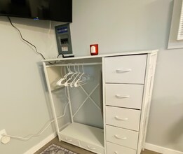 1002 Mt Vernon Dr in Modesto, CA - Foto de edificio - Building Photo