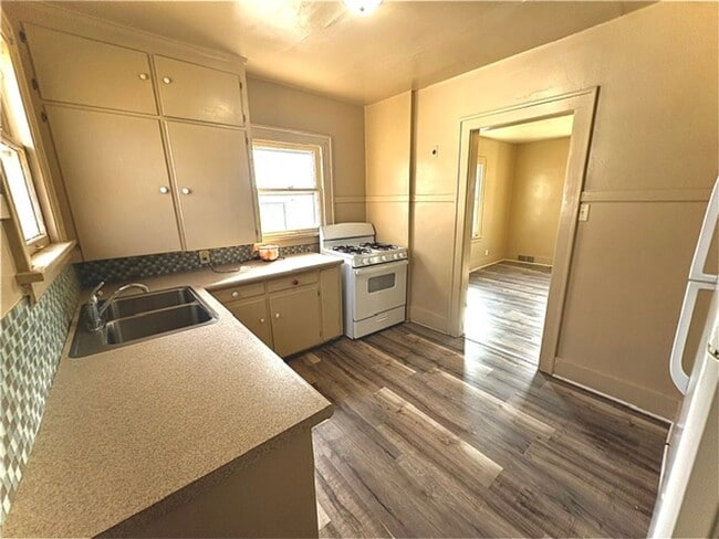 1122 Steely St in Waterloo, IA - Building Photo - Building Photo