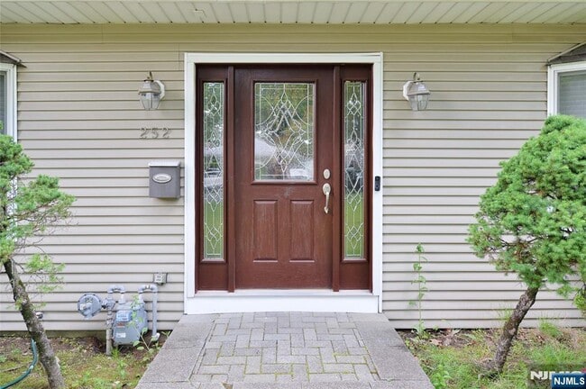 252 Hillside Ave in Paramus, NJ - Building Photo - Building Photo