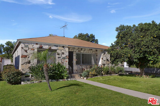 6057 Teesdale Ave in Los Angeles, CA - Foto de edificio - Building Photo