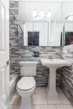 E 10TH ST., Unit 2C in New York, NY - Foto de edificio - Building Photo