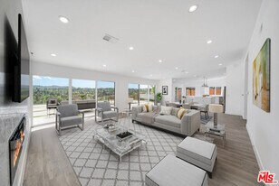 23500 Aetna St in Los Angeles, CA - Building Photo