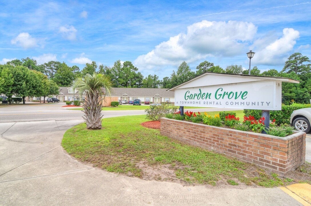 Garden Grove Townhomes in Garden City, SC - Foto de edificio