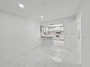 2101 Hibiscus Rd in Ft. Myers, FL - Foto de edificio - Building Photo