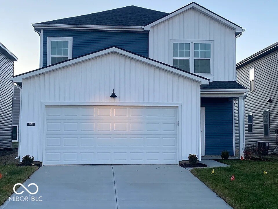 3872 Riverstone Dr in Whitestown, IN - Foto de edificio