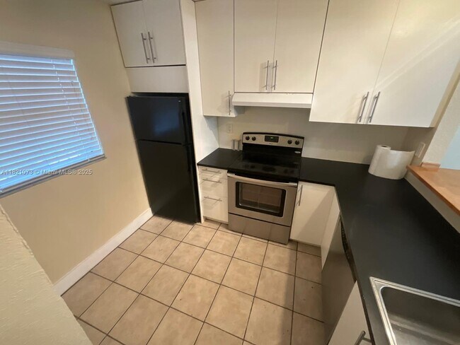 3470 Foxcroft Rd in Miramar, FL - Foto de edificio - Building Photo