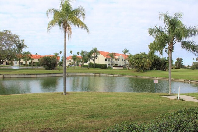 6077 Bahia Del Mar Blvd S in St. Petersburg, FL - Building Photo - Building Photo