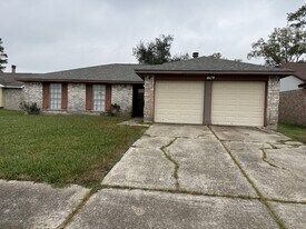 13323 S Thorntree Dr in Houston, TX - Building Photo