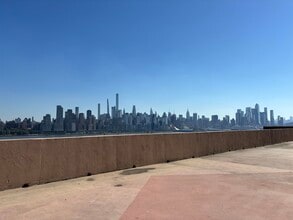 6600 JFK Blvd E in West New York, NJ - Foto de edificio - Building Photo