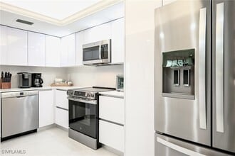 592 Beachwalk Cir in Naples, FL - Foto de edificio - Building Photo