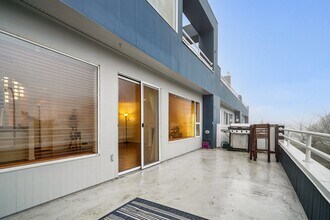 555 Kirkland Way, Unit 202 in Kirkland, WA - Foto de edificio - Building Photo