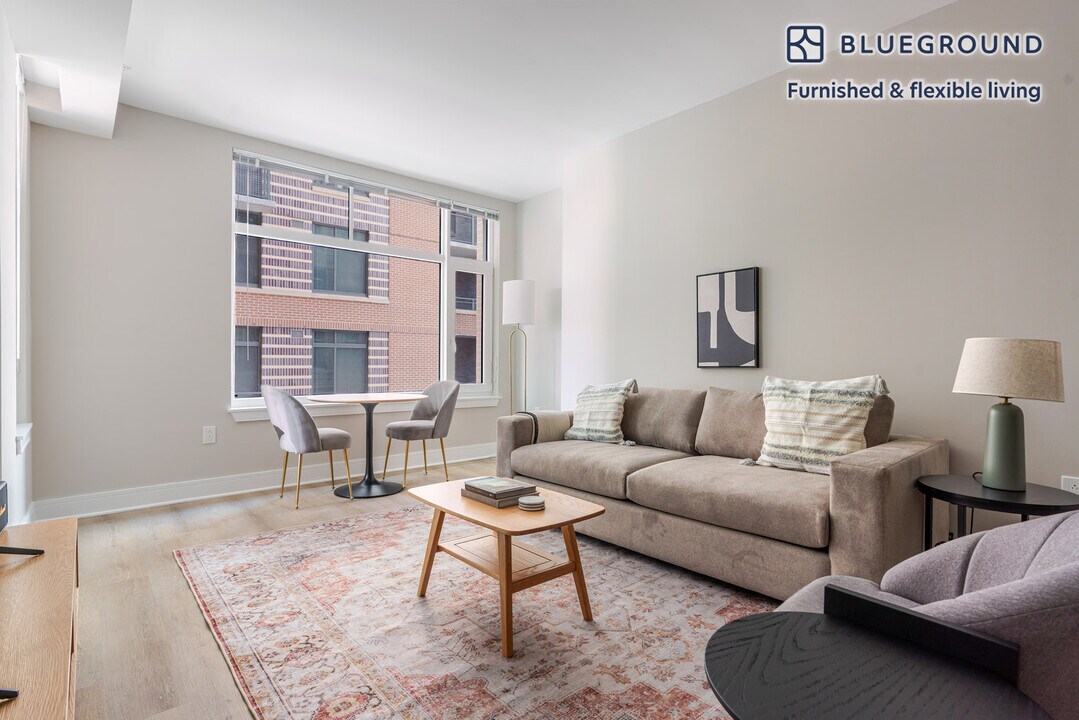 4924 St Elmo Ave in Bethesda, MD - Building Photo