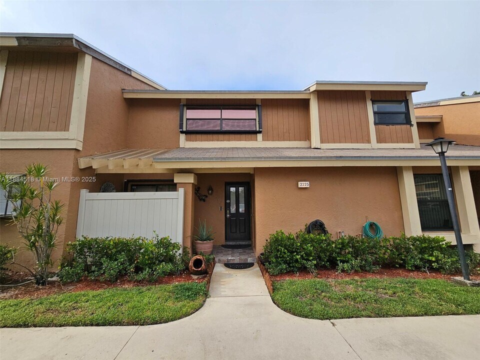 2225 NW 45th Ave in Coconut Creek, FL - Building Photo