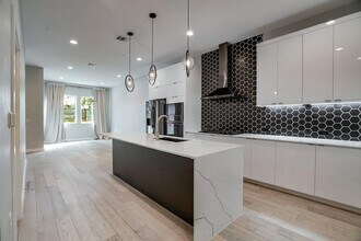 2108 Tillery St in Austin, TX - Foto de edificio - Building Photo