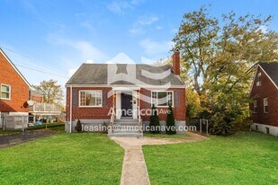 8250 Royal Heights Dr in Cincinnati, OH - Building Photo