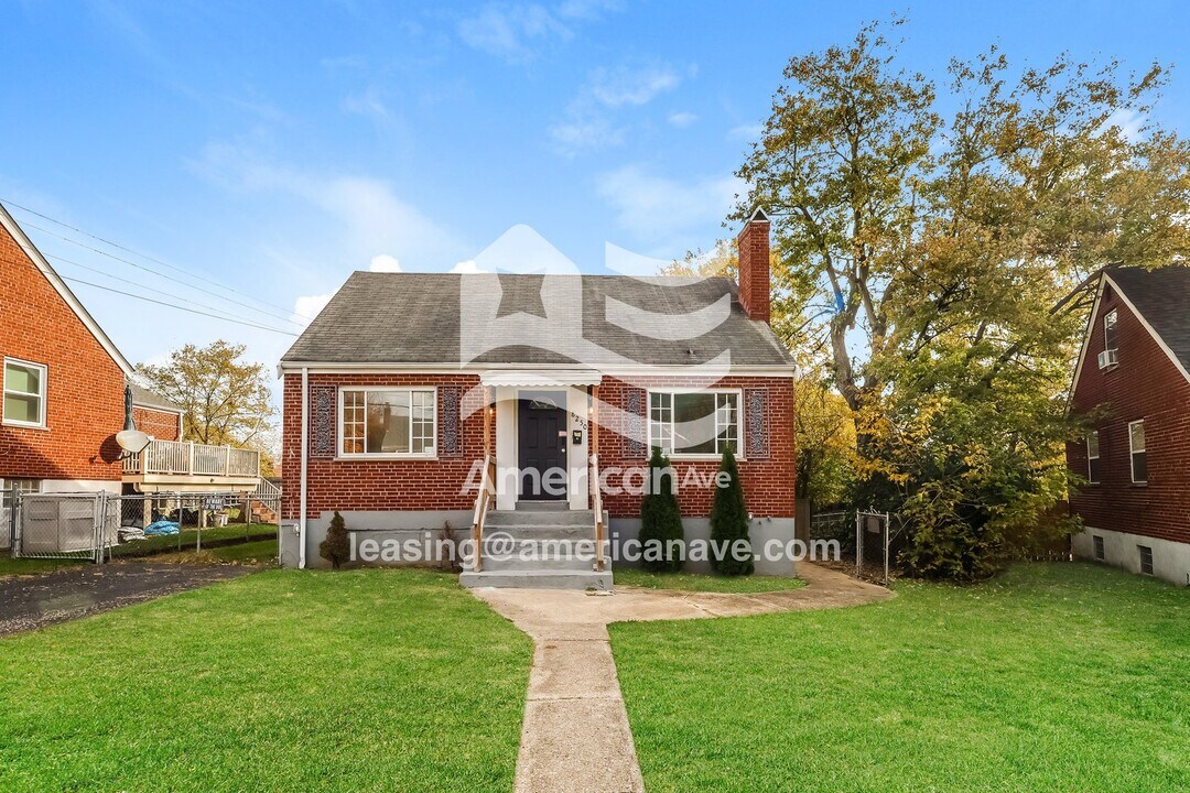 8250 Royal Heights Dr in Cincinnati, OH - Foto de edificio