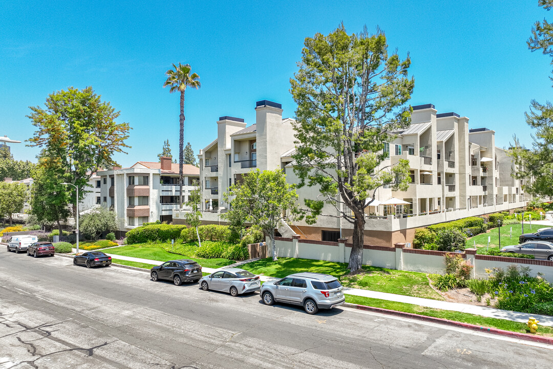 21650 Burbank Blvd in Woodland Hills, CA - Building Photo