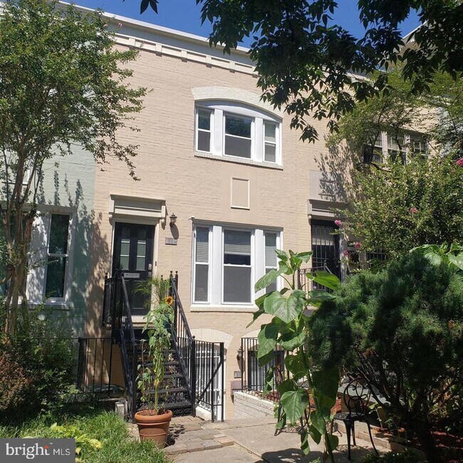 property at 1910 17th St NW