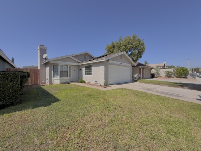 7880 Pinyon Ave in Fontana, CA - Building Photo - Building Photo