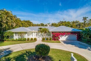 549 7th Ave N in Naples, FL - Building Photo