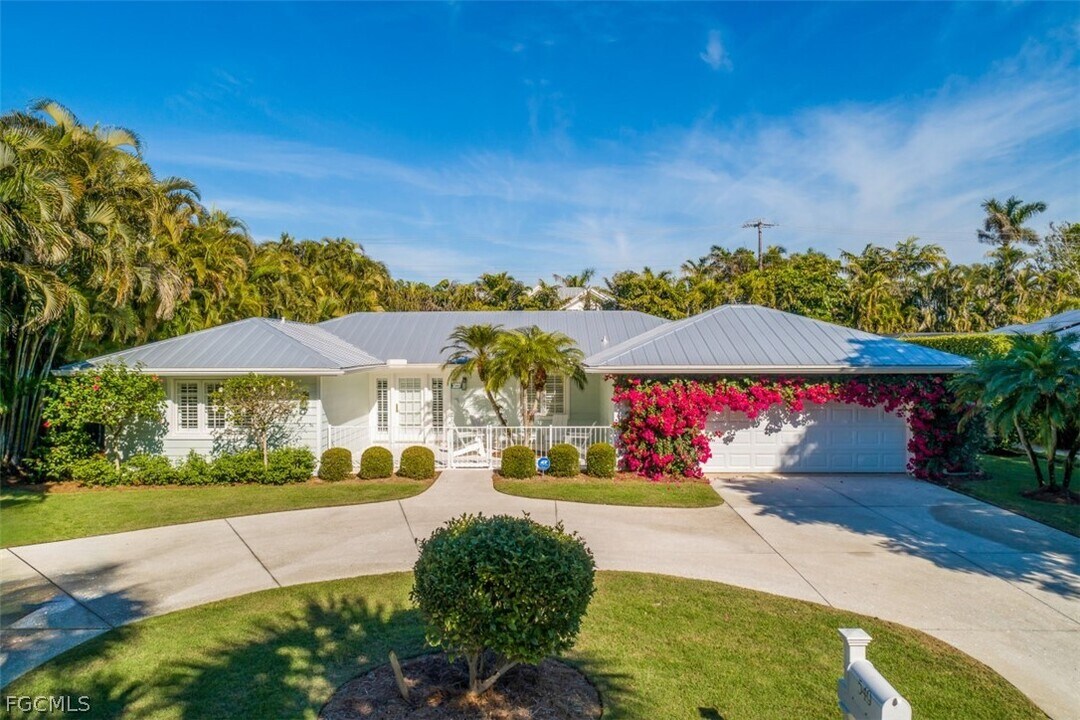 549 7th Ave N in Naples, FL - Building Photo