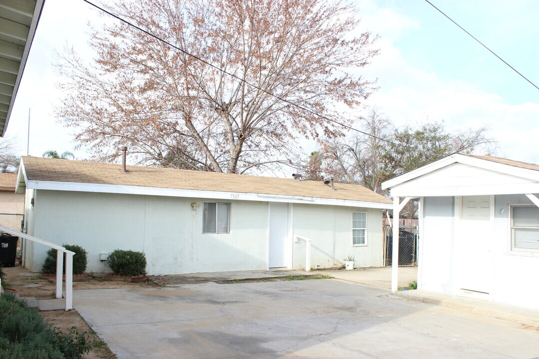 7565 Lincoln Ave-Unit -7569 in Riverside, CA - Building Photo
