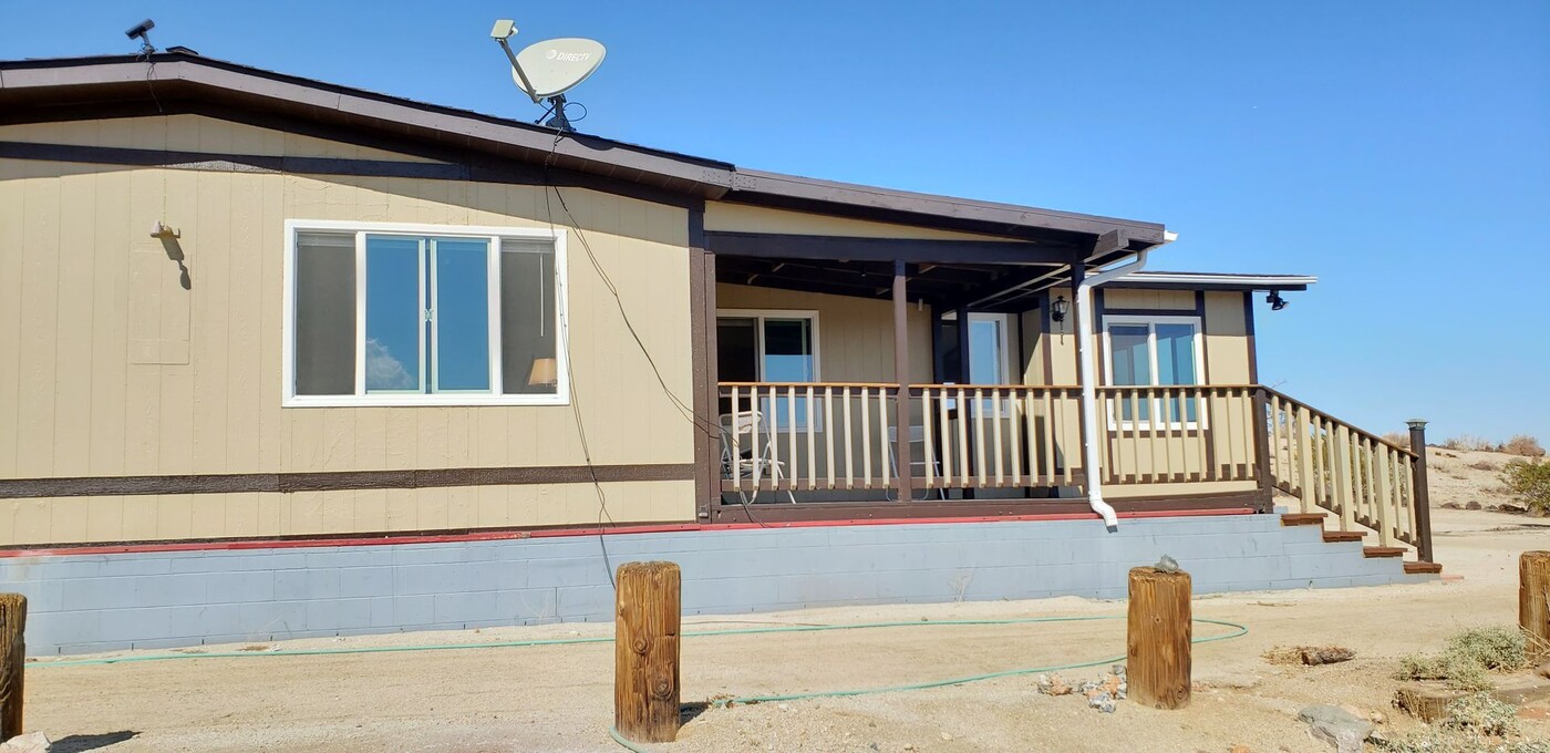 55858 Coyote Rd in Yucca Valley, CA - Foto de edificio